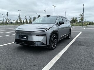 2026 Toyota bZ3X 58.3 kWh, серебристый, 2456029 рублей, вид 3