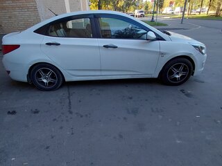 2015 Hyundai Solaris I Рестайлинг, белый, 620000 рублей, вид 4