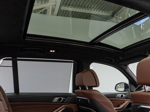2026 BMW X7 40i I (G07) Рестайлинг, серый - вид 39