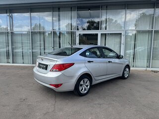 2015 Hyundai Solaris I Рестайлинг, серебристый, 720000 рублей, вид 5