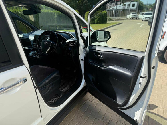2016 Toyota Noah III (R80), белый, 1695000 рублей - вид 12