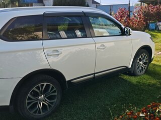 2015 Mitsubishi Outlander III Рестайлинг 2, белый, 1450000 рублей, вид 4