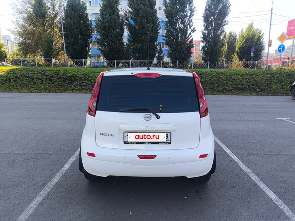2013 Nissan Note I Рестайлинг, белый, 740000 рублей - вид 5