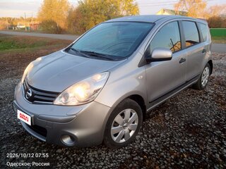 2011 Nissan Note I Рестайлинг, серебристый, 700000 рублей, вид 1