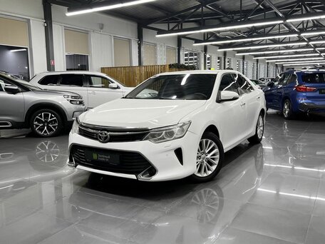 2015 Toyota Camry VII (XV50) Рестайлинг, белый, 1730000 рублей, вид 1