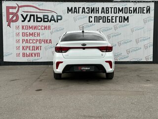 2020 Kia Rio IV, белый, 1590000 рублей, вид 5