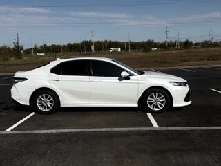 2021 Toyota Camry VIII (XV70), белый, 2650000 рублей, вид 4
