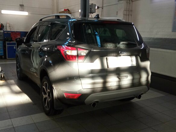 2017 Ford Kuga II Рестайлинг, серый, 1699000 рублей - вид 3