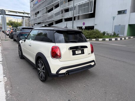 2023 Mini Hatch Cooper III (F55/F56) Рестайлинг 2, белый, 2350000 рублей, вид 3