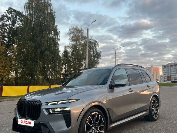 2023 BMW X7 40i I (G07) Рестайлинг, серый, 6500000 рублей - вид 2
