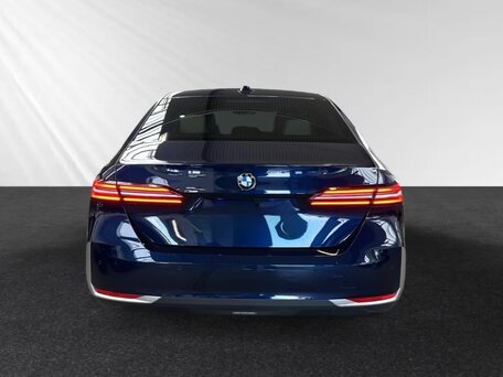 2025 BMW 5 серии 520d VIII (G60/G61/G68), синий, 6450000 рублей, вид 3