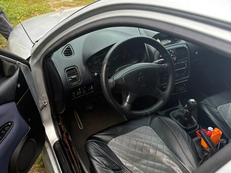 2001 Mitsubishi Carisma I Рестайлинг, серебристый, 215000 рублей, вид 4