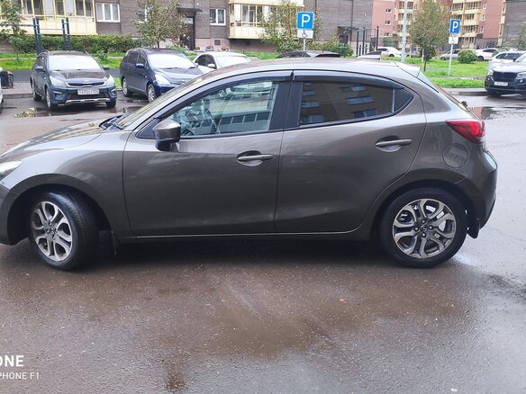 2017 Mazda Demio IV (DJ), серый, 930000 рублей - вид 2