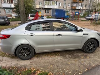 2012 Kia Rio 5-speed III, серебристый, 860000 рублей, вид 3