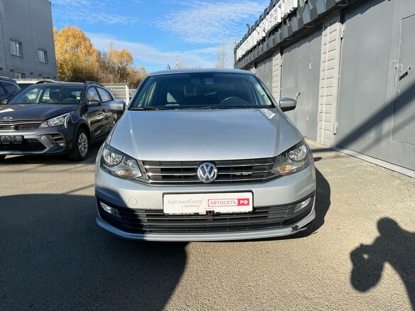 2017 Volkswagen Polo V Рестайлинг, серебристый, 933910 рублей - вид 1
