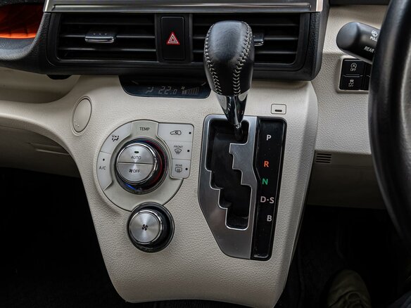 2015 Toyota Sienta II, коричневый, 1525000 рублей - вид 13