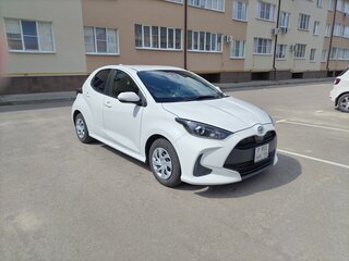 2021 Toyota Yaris IV, белый, 1200000 рублей, вид 2