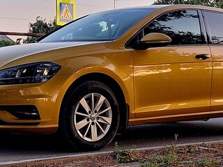 2018 Volkswagen Golf VII Рестайлинг, коричневый, 1650000 рублей, вид 1