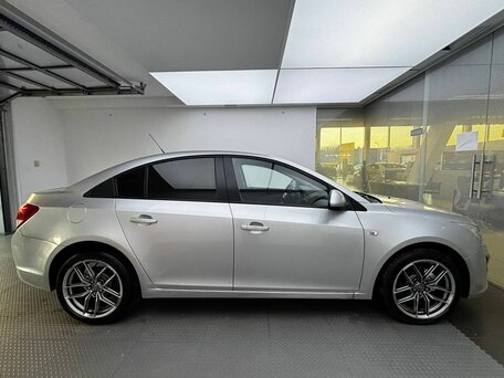 2013 Chevrolet Cruze I Рестайлинг, серебристый, 640000 рублей, вид 4