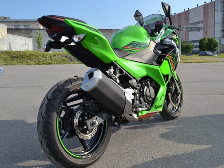 2023 Kawasaki Ninja 400, зелёный, 680000 рублей, вид 3
