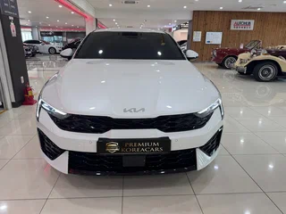 2023 Kia K5 III Рестайлинг, белый, 2390000 рублей, вид 2