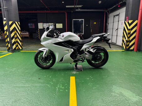 2017 Honda VFR 800, белый, 785000 рублей, вид 2