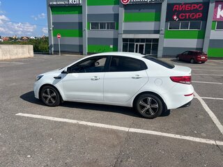 2017 Kia Rio III Рестайлинг, белый, 1200000 рублей, вид 5