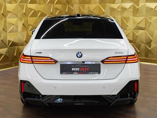 2024 BMW 5 серии 530i xDrive VIII (G60/G61/G68), белый, 7990000 рублей, вид 4