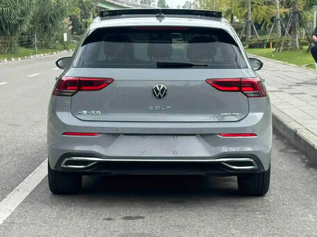 2022 Volkswagen Golf VIII, серый, 1680000 рублей, вид 2
