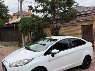 2016 Ford Fiesta Mk6 Рестайлинг, белый, 725000 рублей, вид 3