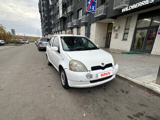 2000 Toyota Vitz I (P10), белый, 275000 рублей, вид 1