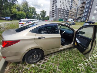 2013 Hyundai Solaris I, бежевый, 750000 рублей, вид 4
