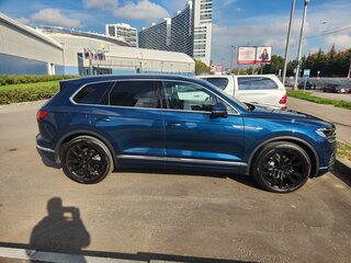 2018 Volkswagen Touareg III, синий, 4900000 рублей, вид 4