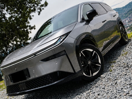 2026 Toyota bZ3X 58.3 kWh, серебристый, 3030000 рублей, вид 2