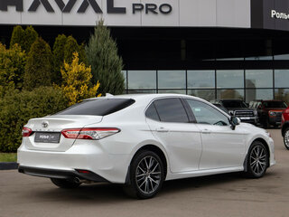 2021 Toyota Camry VIII (XV70) Рестайлинг, белый, 3168000 рублей, вид 4