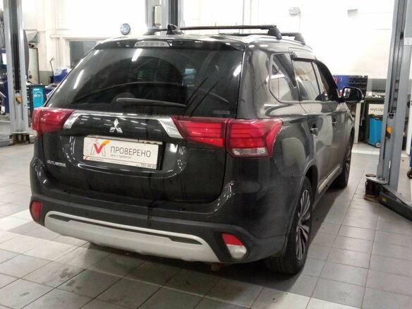 2020 Mitsubishi Outlander III Рестайлинг 3, чёрный, 2170000 рублей - вид 2
