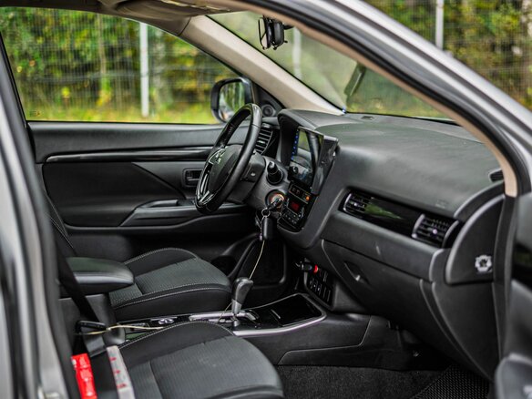 2018 Mitsubishi Outlander III Рестайлинг 2, серебристый, 1250000 рублей - вид 12
