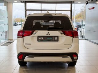 2019 Mitsubishi Outlander III Рестайлинг 3, белый, 2135000 рублей, вид 5