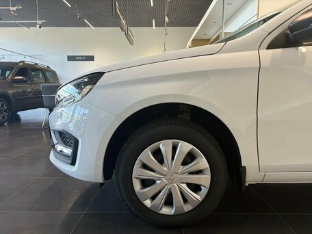 2026 Lada (ВАЗ) Vesta I Рестайлинг (NG), белый, 1611000 рублей, вид 5