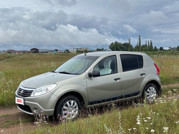 2013 Renault Sandero I, бежевый, 620000 рублей - вид 2