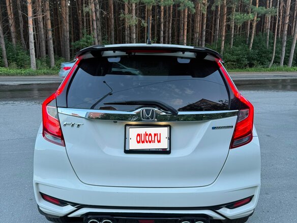 2018 Honda Fit III Рестайлинг, белый, 1385000 рублей - вид 4