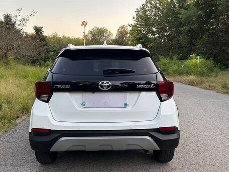 2023 Toyota Yaris L X XP150 Рестайлинг, белый, 1710000 рублей, вид 5