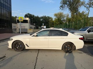 2022 BMW 5 серии 530i xDrive VII (G30/G31/G38) Рестайлинг, белый, 6350000 рублей, вид 2