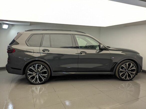 2026 BMW X7 40d I (G07) Рестайлинг, серый, 19250000 рублей - вид 4
