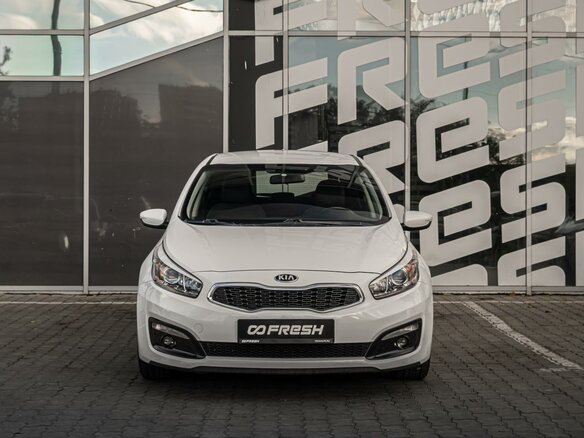 2017 Kia Ceed II Рестайлинг, белый, 1445000 рублей - вид 2