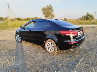 2017 Kia Rio III Рестайлинг, чёрный, 950000 рублей, вид 4