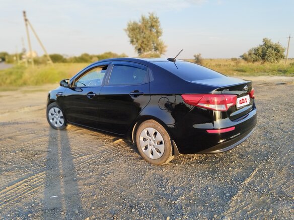 2017 Kia Rio III Рестайлинг, чёрный, 950000 рублей - вид 3