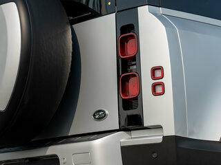 2021 Land Rover Defender 110 II, серебристый, 8600000 рублей, вид 4