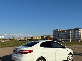 2011 Kia Rio 5-speed III, белый, 650000 рублей, вид 5