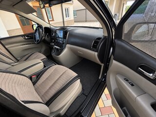 2009 Kia Carnival II, чёрный, 900000 рублей, вид 4
